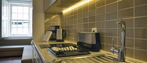 Superior appartement, 2 slaapkamers, uitzicht op stad | Privékitchenette | Een kookplaat, een vaatwasser, een koffiezetapparaat/waterkoker
