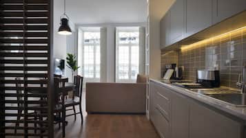 Apartamento, 2 habitaciones, vistas a la ciudad | Cocina básica privada | Placa de cocina, lavavajillas, cafetera o tetera y hervidor eléctrico