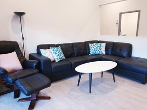 Concert Cottage | Living area | 60-inch flat-screen TV with digital channels, TV - Wine Country Tourist Park Hunter Valley (Nulkaba)