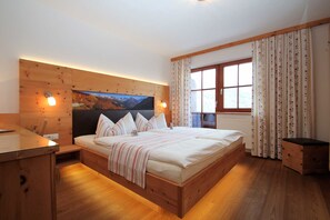 3 bedrooms, desk, travel crib, WiFi