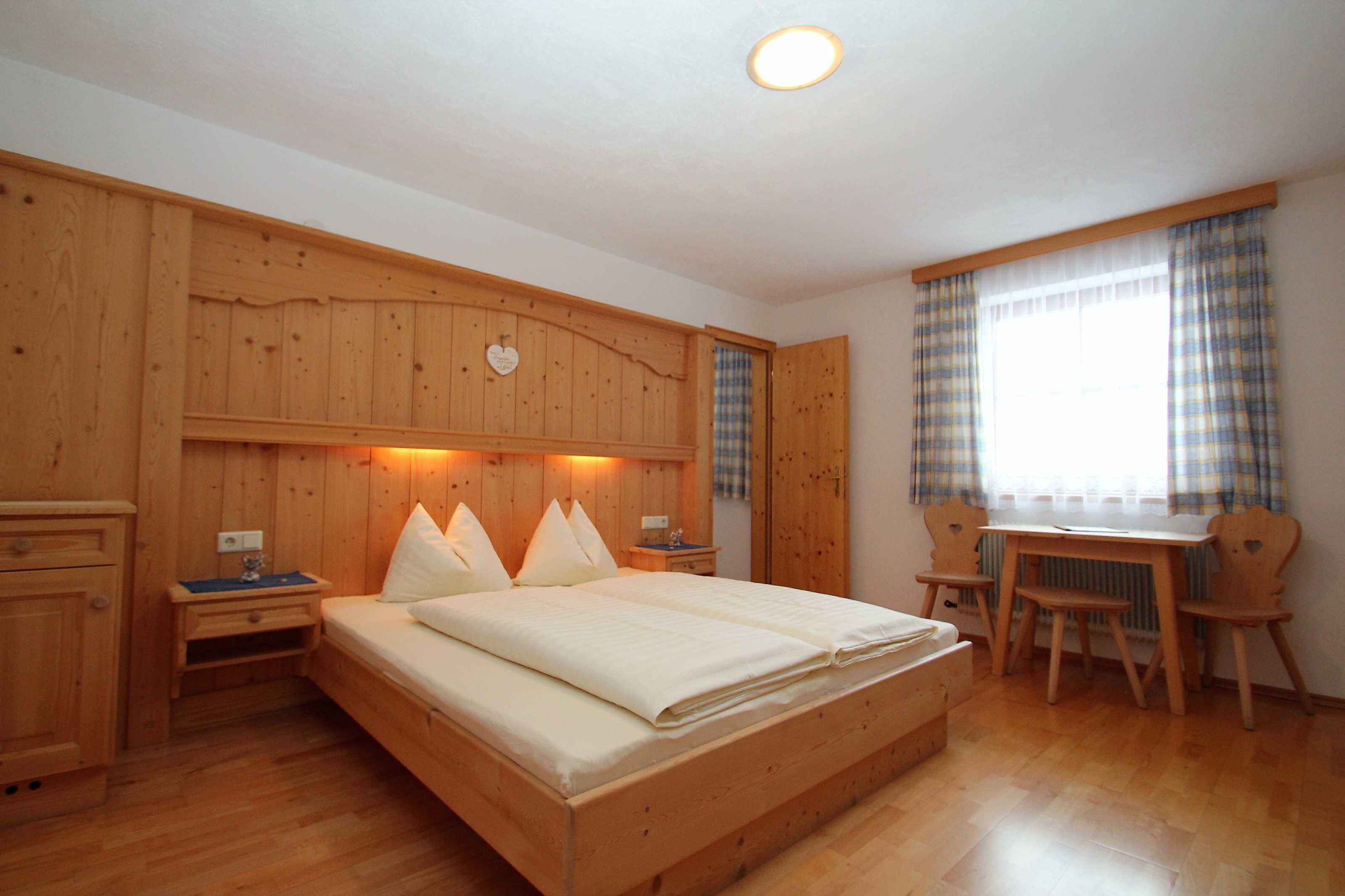 2 bedrooms, desk, WiFi, bed sheets