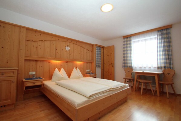 2 bedrooms, desk, WiFi, bed sheets