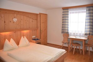 2 bedrooms, desk, WiFi, bed sheets