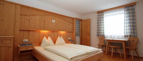 2 bedrooms, desk, WiFi, bed sheets