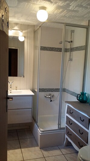 House | Bathroom | Shower, free toiletries, hair dryer, towels