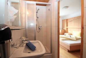 Sèche-cheveux, serviettes fournies