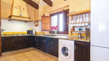 Kühlschrank, Herdplatte, Wasserkocher mit Kaffee-/Teezubehör