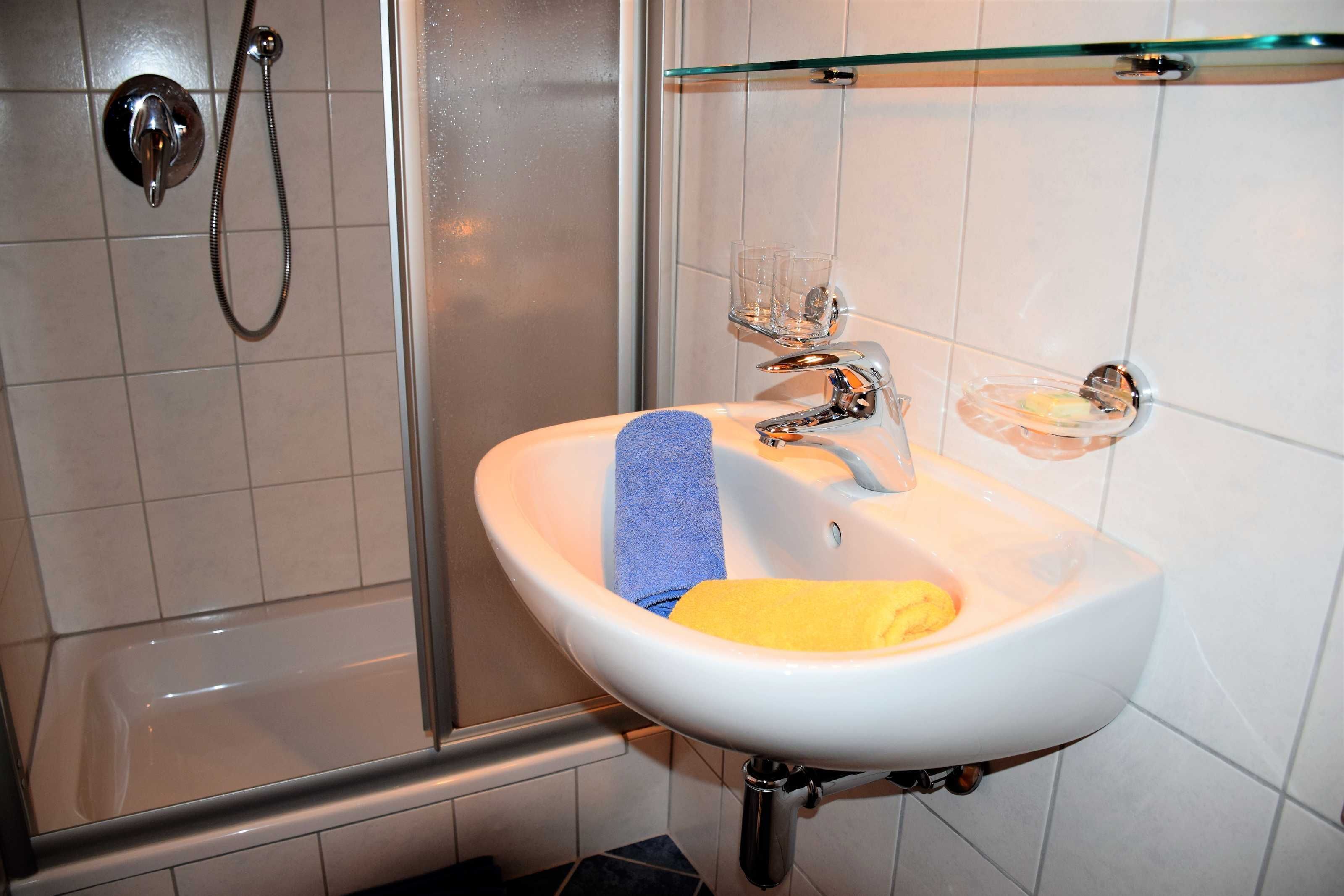 Dusche, Haartrockner, Handtücher