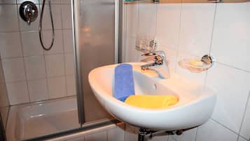 Dusche, Haartrockner, Handtücher