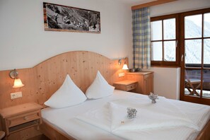 1 bedroom, desk, WiFi, bed sheets