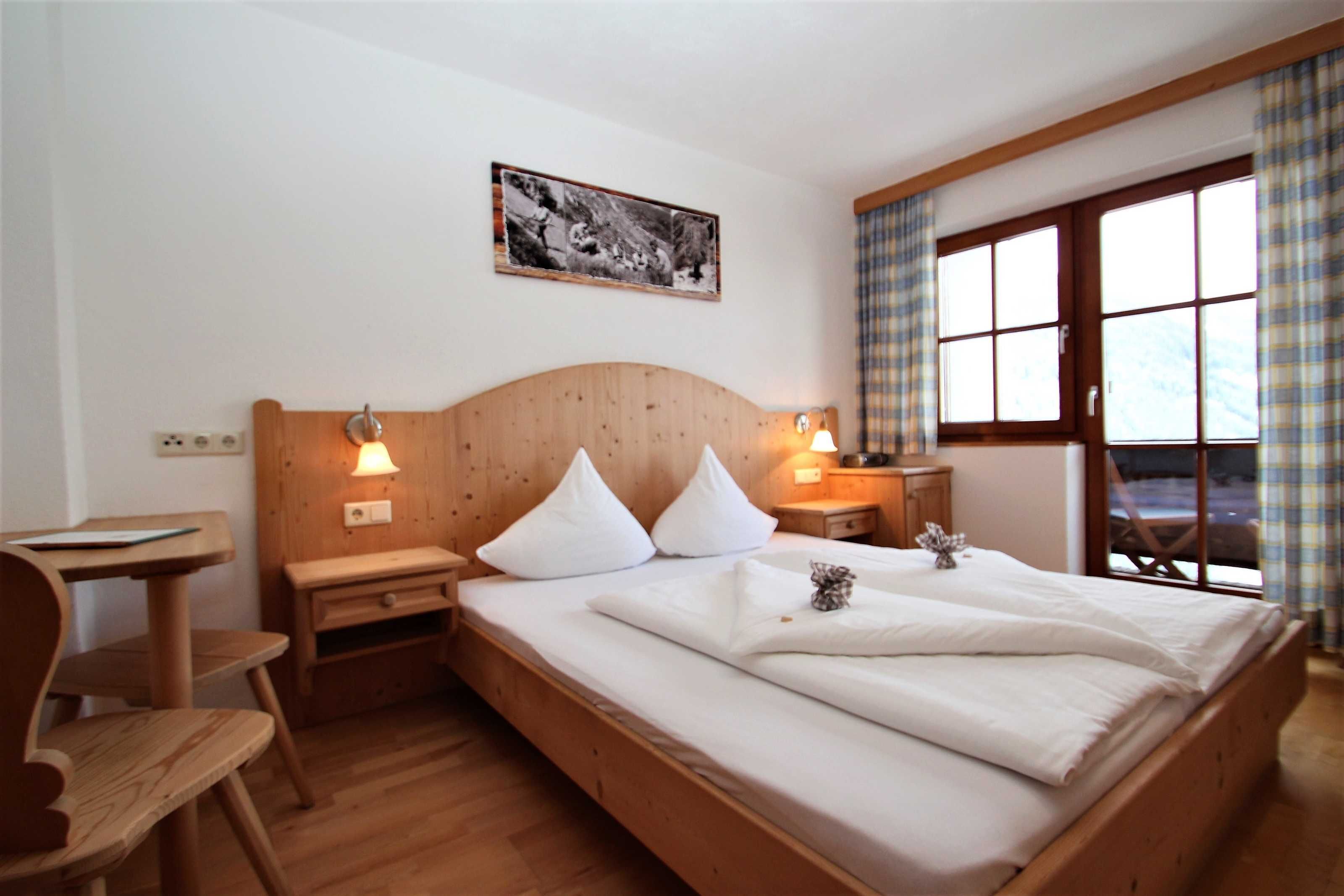 1 bedroom, desk, WiFi, bed sheets