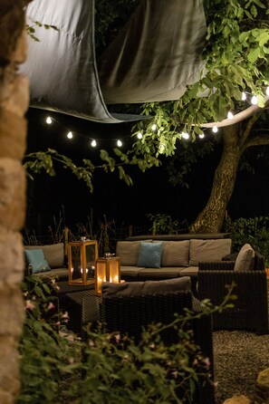 Suite des Bergeronnettes | Terrace/patio - Le Moulin des Forges - Chambres d'Hôtes et Roulottes (Sainte-Suzanne-and-Chammes)
