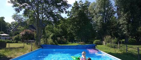 Sæsonbestemt udendørs pool, parasoller, liggestole