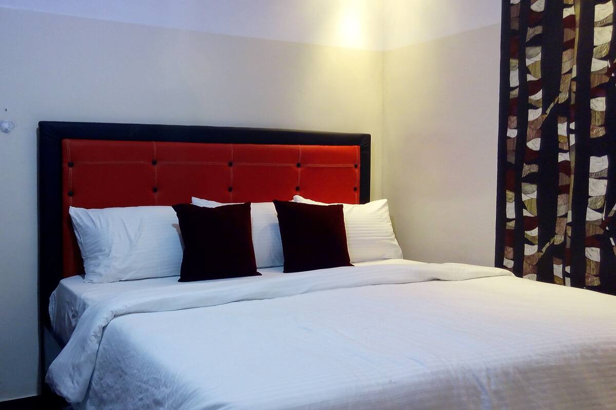 In-room safe, desk, free WiFi