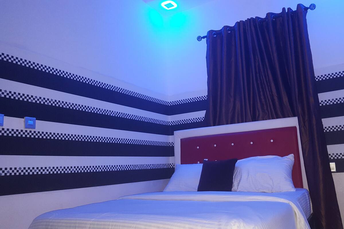 In-room safe, desk, free WiFi