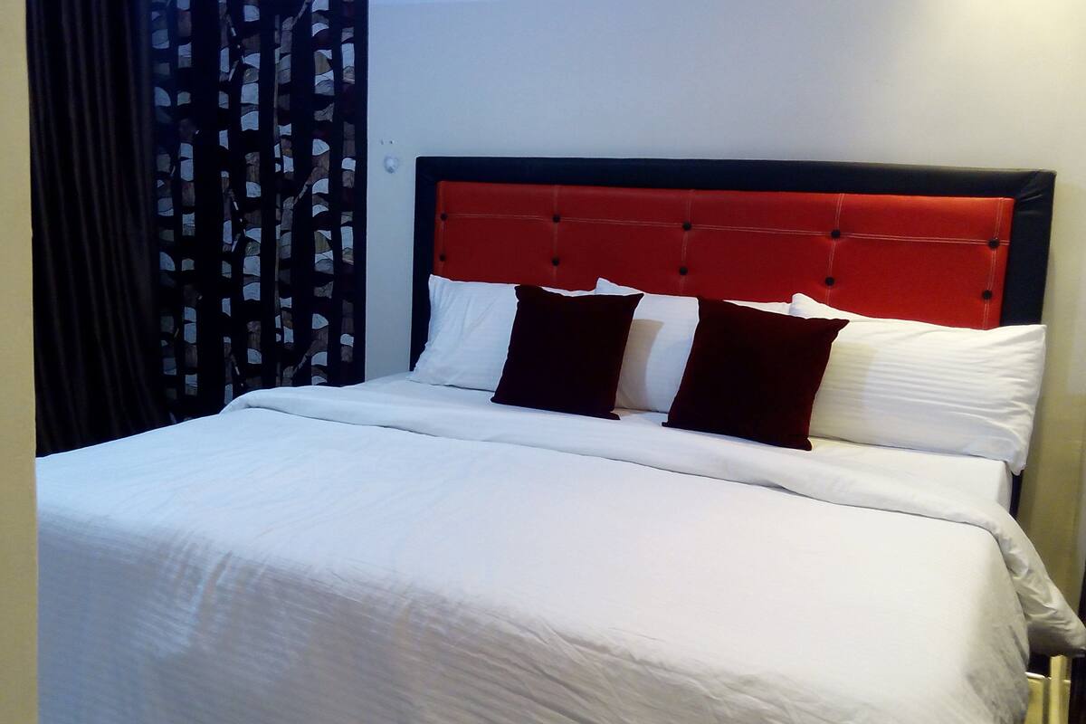 In-room safe, desk, free WiFi