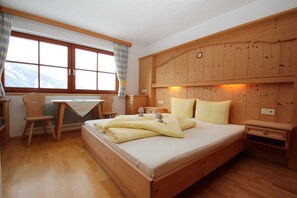 4 bedrooms, desk, WiFi, bed sheets