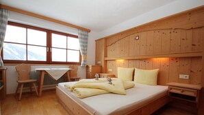 Une pièce en bois avec un lit, un bureau et une chaise.