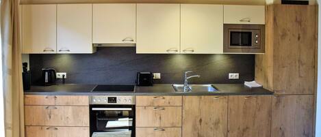 Een koelkast, een microgolfoven, een oven, een vaatwasser