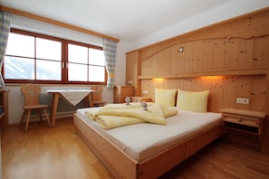 4 bedrooms, desk, travel crib, WiFi