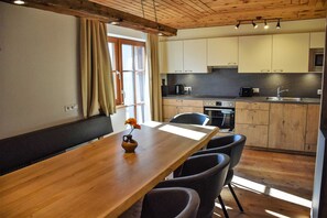 Frigorífico, microondas, horno y lavavajillas