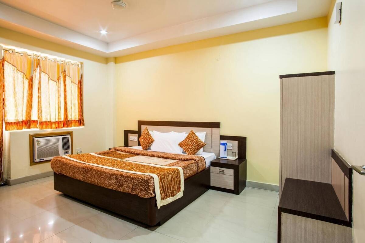 In-room safe, desk, laptop workspace, soundproofing
