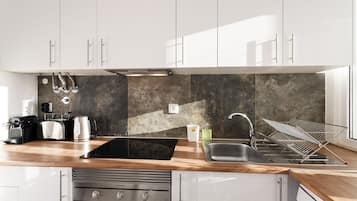 Apartamento, 2 quartos (8B) | Cozinha privada | Geladeira, micro-ondas, fogão, cooktop