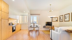 Un apartamento moderno con cocina, comedor y sala de estar.