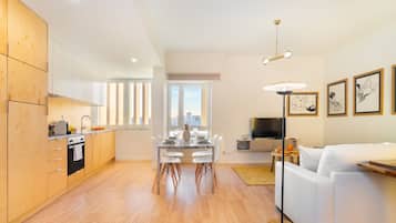 Apartamento, 2 habitaciones (10A) | Zona de estar | Una televisión de pantalla plana
