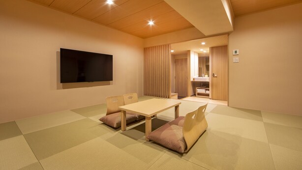 A room with tatami mats, a low wooden table, and cushions. - karaksa hotel TOKYO STATION (Tokyo)