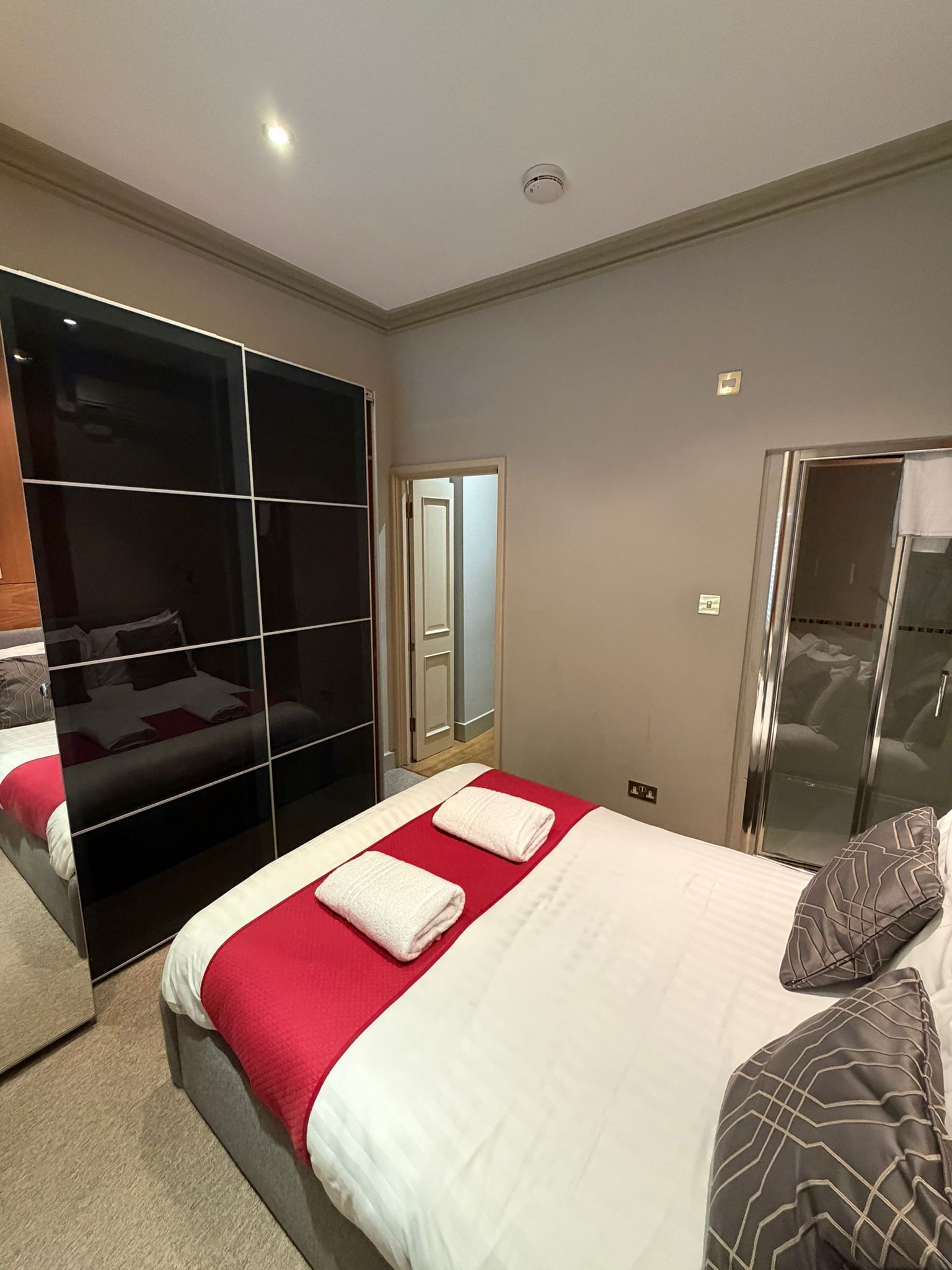 1 Bedroom Apartment (Flat 1) | In-room safe, desk, iron/ironing board, free WiFi