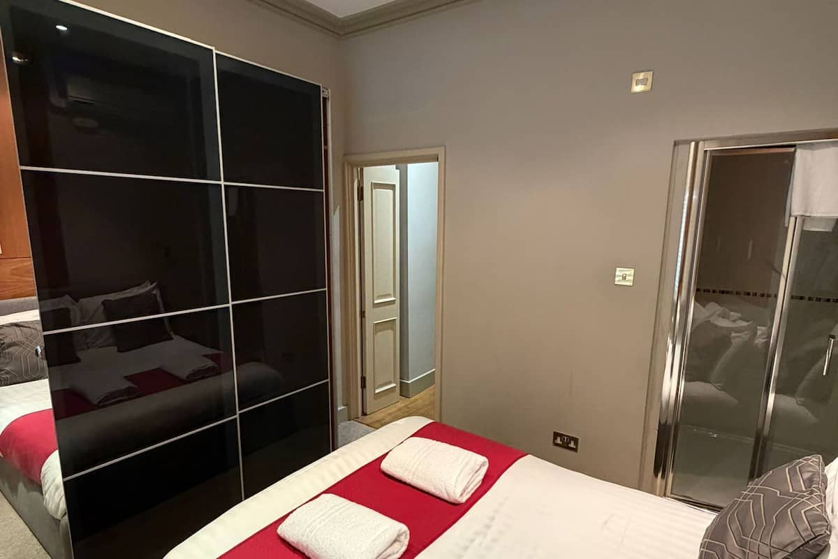 舒适公寓, 多张床 | 客房内保险箱、办公桌、熨斗/熨衣板、免费 WiFi