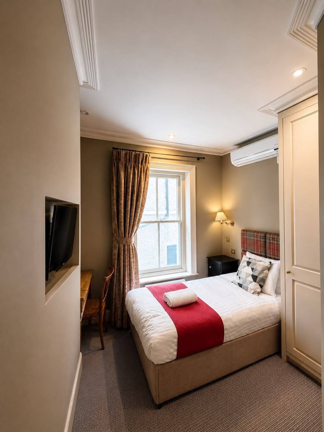 Comfort Single Room | In-room safe, desk, iron/ironing board, free WiFi
