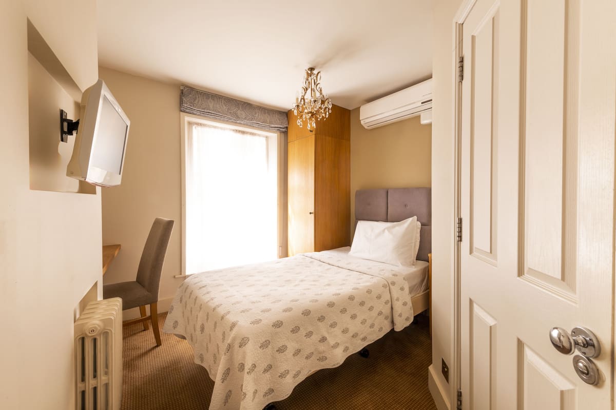 Habitación individual Confort | 1 habitación, caja de seguridad en la habitación y escritorio