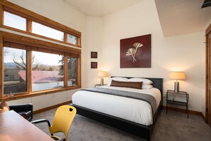 3 slaapkamers, een strijkplank/strijkijzer, reisbedje, gratis wifi