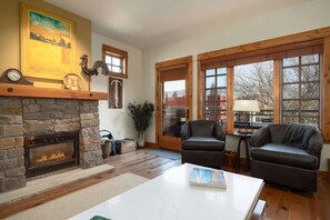 TV, peis, DVD-spiller og bøker