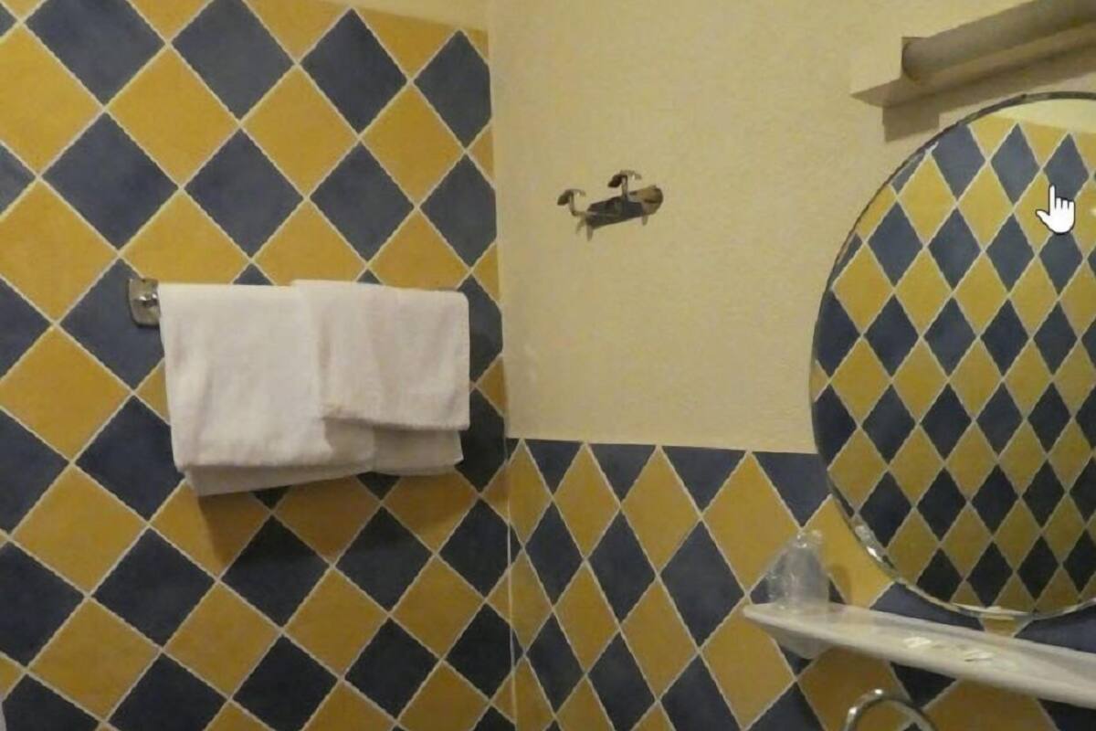 Ein Badezimmer mit Waschbecken, Spiegel und Handtuchhalter.