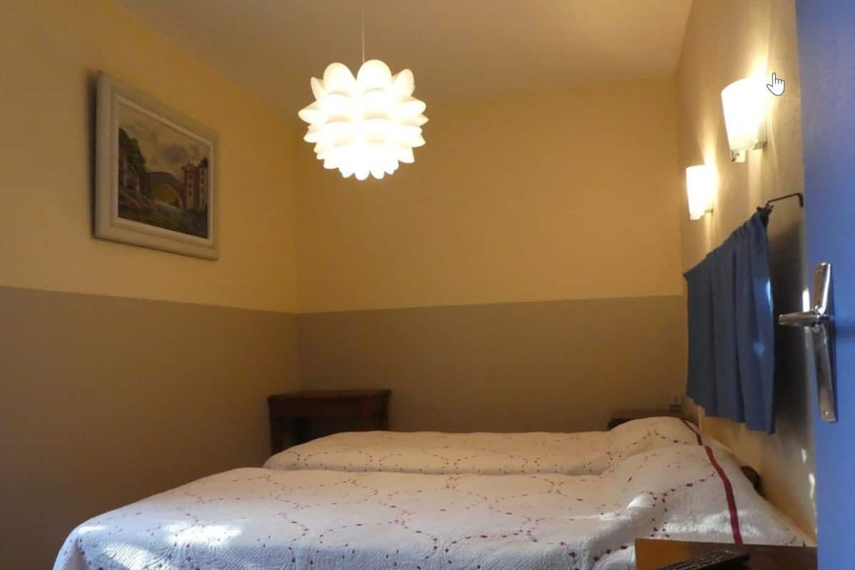 Zweibettzimmer | Verdunkelungsvorhänge, schallisolierte Zimmer, Bügeleisen/Bügelbrett