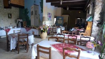 Se sirven comidas, cenas y cocina local