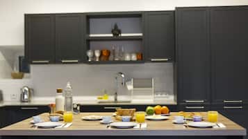 Apartment, 2 Bedrooms, Ground Floor (0) | Private kitchen | Full-size fridge, microwave, oven, stovetop