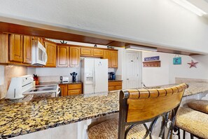 Kjøleskap, mikrobølgeovn, ovn og kokeplater