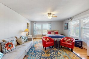 2 bedrooms, iron/ironing board, free internet, bed sheets - Renovated condo in historical building, near Seattle-Bremerton ferry (Bremerton)