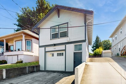 Renovated condo in historical building, near Seattle-Bremerton ferry