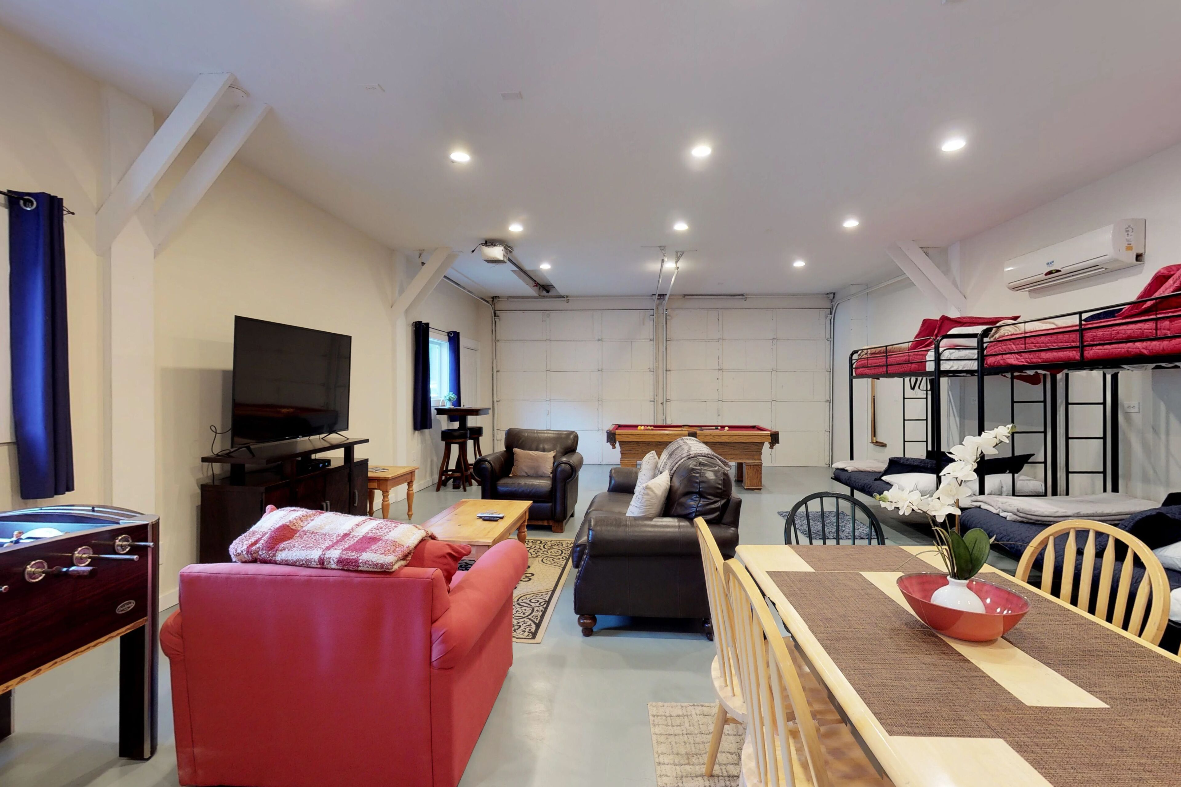 Mountain view home with open floor plan, free Wifi, pool table - near Leavenworth