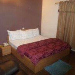 Deluxe-Zimmer | Minibar, Schreibtisch, Verdunkelungsvorhänge, Zustellbetten