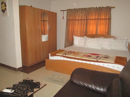 Executive Room | Minibar, desk, blackout drapes, rollaway beds