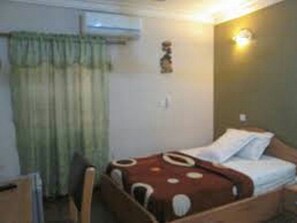 Standardzimmer | Minibar, Schreibtisch, Verdunkelungsvorhänge, Zustellbetten