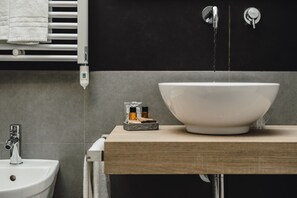 Regadera, amenidades de baño gratuitas, secadora de cabello, batas