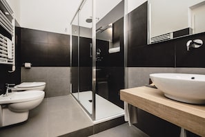 Dusche, kostenlose Toilettenartikel, Haartrockner, Bademäntel