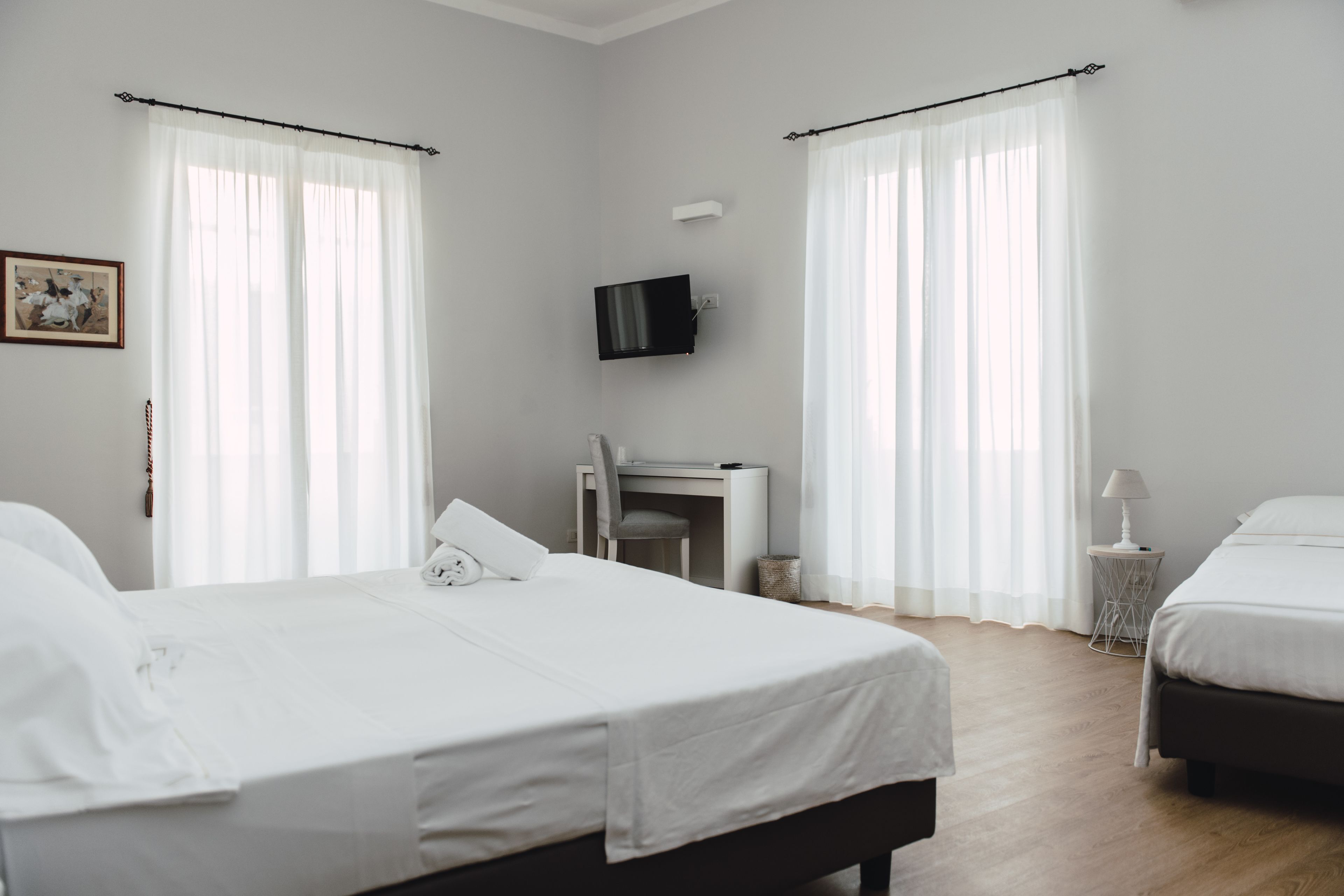 办公桌、遮光窗帘、免费婴儿床、免费 WiFi